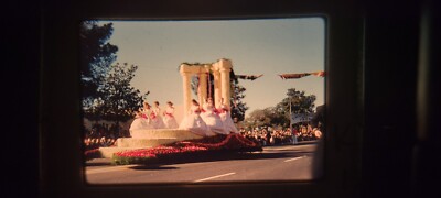 KK18 35MM SLIDE Americana photo Photograph TOURNAMENT OF ROSES PARADE FLOAT