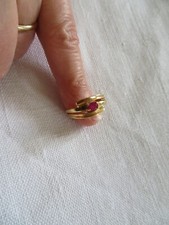 bague en or poinçon tête d'aigle 750 et rubis  (2.95 gr) Taille 56