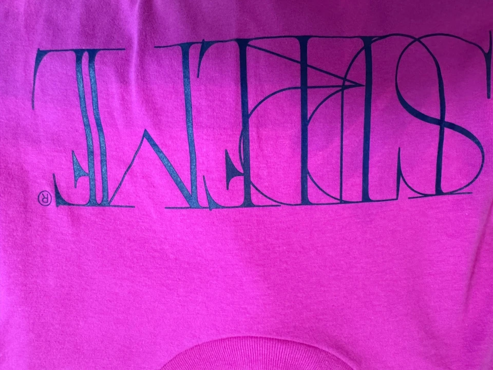 Camiseta masculina logotipo marca registrada Supreme tamanho médio em rosa escuro - Imagem 3 de 4