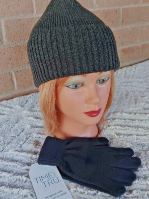 Time &Tru Womens/Teens DARK GREEN Knitted Cuffed HAT & GLOVES SET