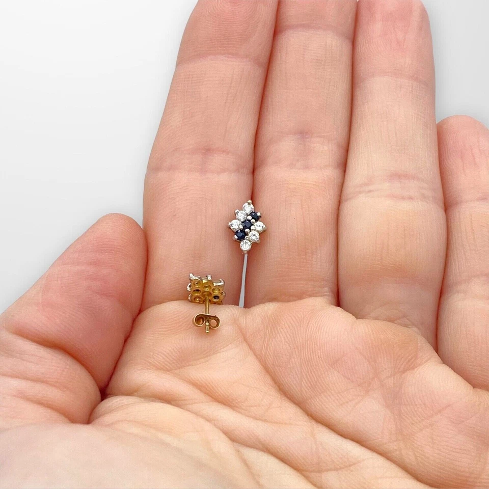 Pendiente con racimo de diamantes y zafiros azules naturales de 0,20 quilates de oro sólido de 14 K en dos tonos Foto 2 de 3