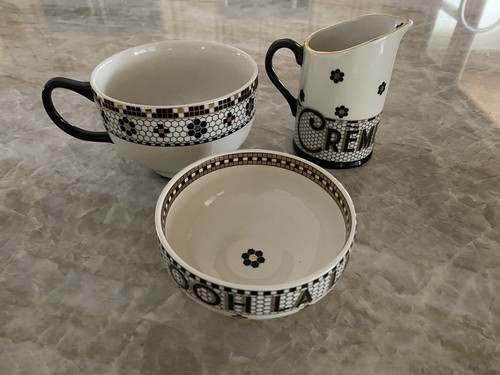 Menge ANTHROPOLOGIE Bistro Fliesen Becher, Milchkännchen und Nussschale. "bonjour"