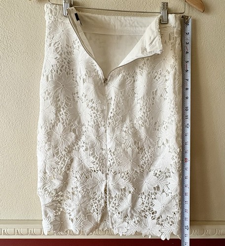Neu Lulus Rock Damen S weiß Blumen Häkelspitze Overlay silber Reißverschluss Bleistift - Bild 3 von 9