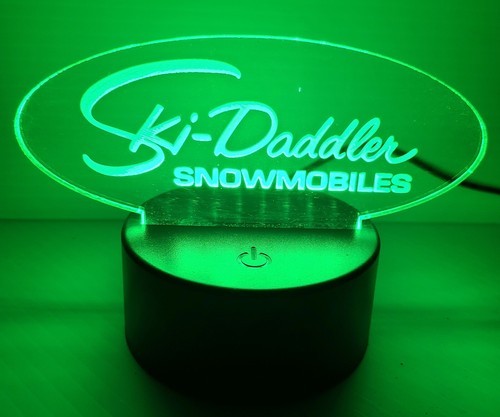 Letrero remoto de escritorio iluminado acrílico grabado láser moto de nieve Ski-Daddler - Imagen 3 de 6
