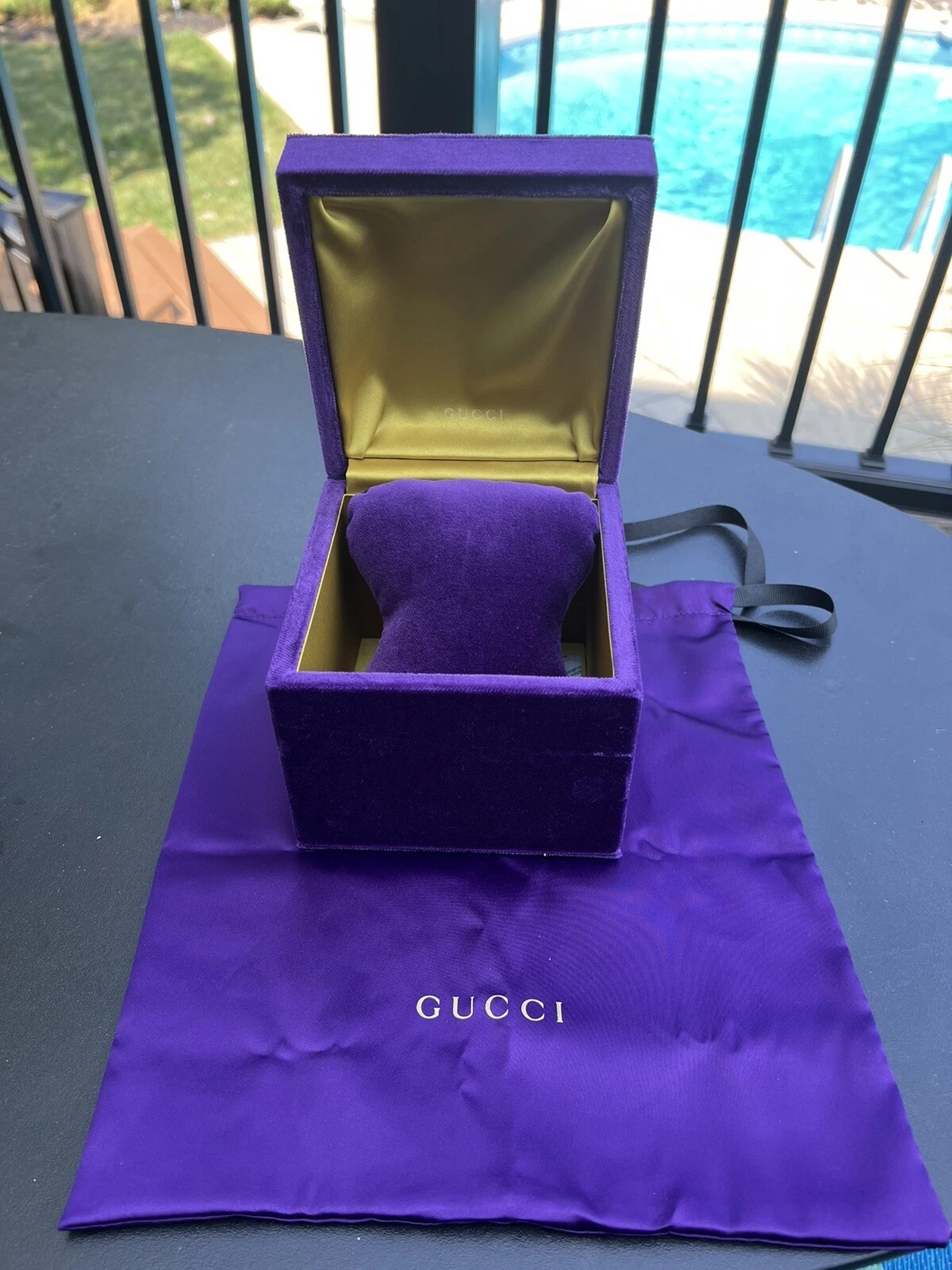 Gucci bracelet/boîte de montre velours violet violet avec sac