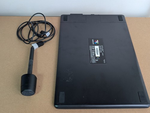 Wacom Intuos Pro PTH-651/K Medium Pen Tablet with Grip Pen & Cable - Tested - Picture 2 of 4