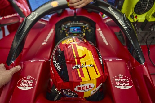 NEW 1:5 Casco Helmet F1 CARLOS SAINZ 2022 - Spanish GP FERRARI SPARK +Magazine - Foto 5 di 10