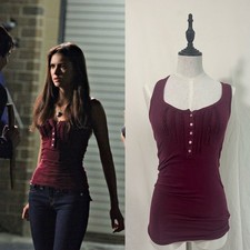 Camiseta Henley Elena Gilbert Aeropostale con volantes delanteros lisos