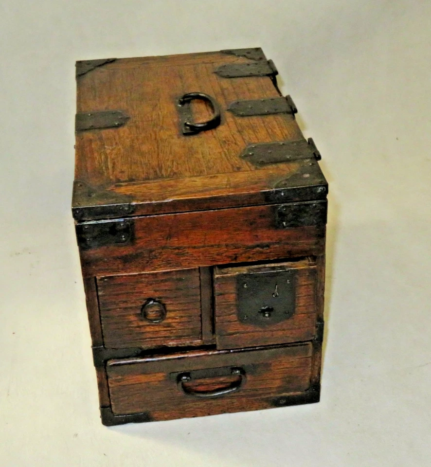 Antiguo cofre de herramientas de caligrafía Tansu japonés de madera de 12" con herrajes de hierro forjado Foto 2 de 4
