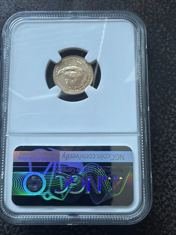 Dos monedas de oro Eagles de 1/10 oz, la 2024 es una MS70 y la 1999 es una MS69 Foto 4 de 4