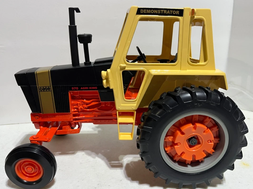 Tractor diésel Case 970 Agri-King demostrador dorado escala 1/16 de Ertl Foto 3 de 4