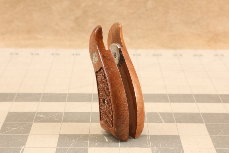 Smith & Wesson S&W L & K-Frame Round Butt Checkered Wood Magna Grips, 19 686...