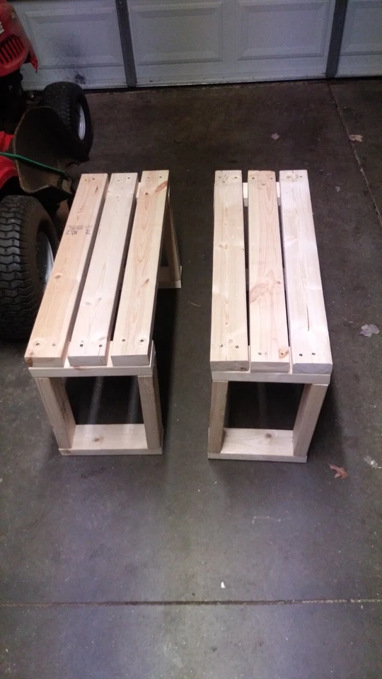 Mesa y bancos pequeños de madera maciza Foto 4 de 4