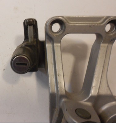 KAWASAKI ZX600 Z6 NINJA REAR RIGHT FOOT PEG BRACKET HOLDER 35011