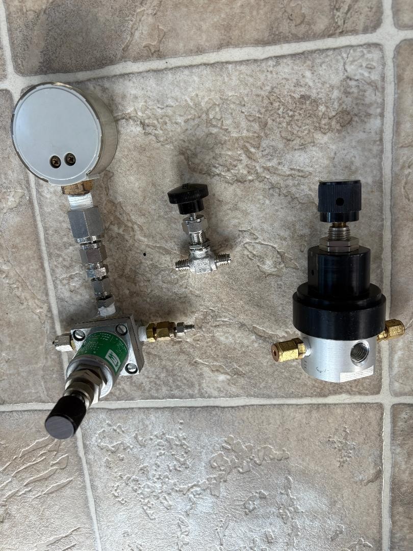 Brooks Instr Div Emerson Elec Compressed Gas Regulator, 8601B + 2 bonus! Free sh
