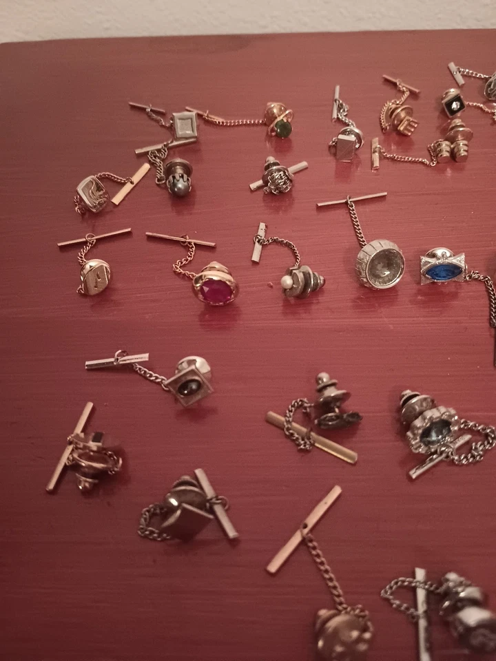 Tachuelas y pasadores coloridos de colección. Lote Foto 3 de 4