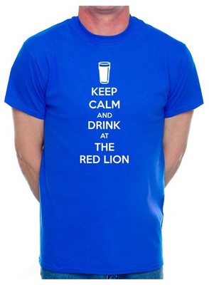Personalisiertes Herren T-Shirt Keep Calm Drink At Red Lion beliebiger Kneipenname Neuheit Geschenk