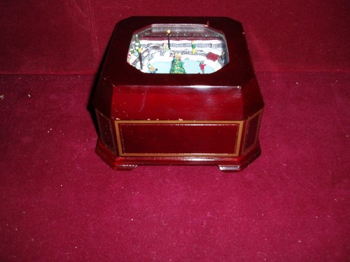 music box moving ice rink Christmas seen w/key in fair shape works great  - Foto 5 di 6