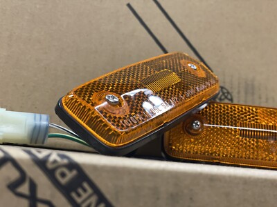 78 - 81 TOYOTA CELICA FRONT LEFT RIGHT SIDE MARKER SIGNAL LIGHT