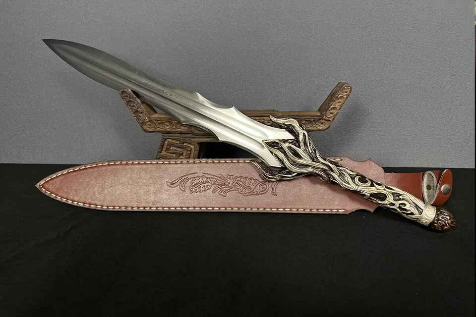 Espada Jian China Hecha a Mano Afilada Doble Borde Damasco Doblada Acero Latón y Plata Foto 2 de 4