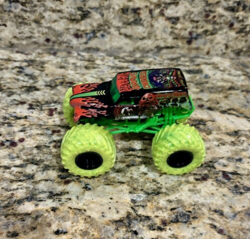 Spin Master Monster Jam Zombie Vs Hunter Grave Digger Truck New 1:64 RARE