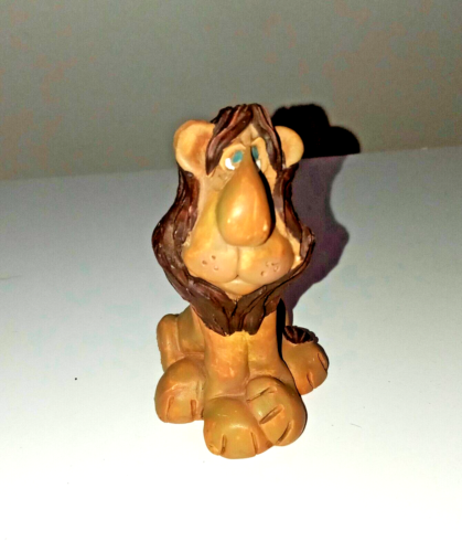 Russ Berrie and Co., 1993 Lion Figurine Designed by Kathleen Kelly Item 14220 - Foto 1 di 7