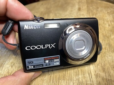 Nikon Coolpix S220 Digital Camera 10 MP Zoom 3X Black Tested