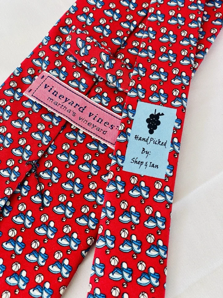 Chanclas rojas y pelotas de playa temáticas Vineyard Vines para hombre. 100% seda Foto 2 de 4