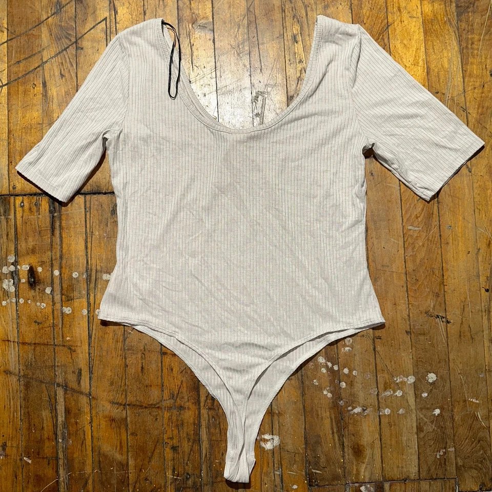 Body para mujer H&M grande crema liso manga cuarto cuello redondo acanalado exterior Foto 2 de 3