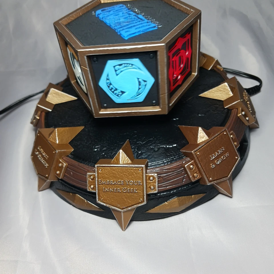 Estatua giratoria iluminada flotante 2018 regalo navideño para empleados de Blizzard Foto 3 de 4