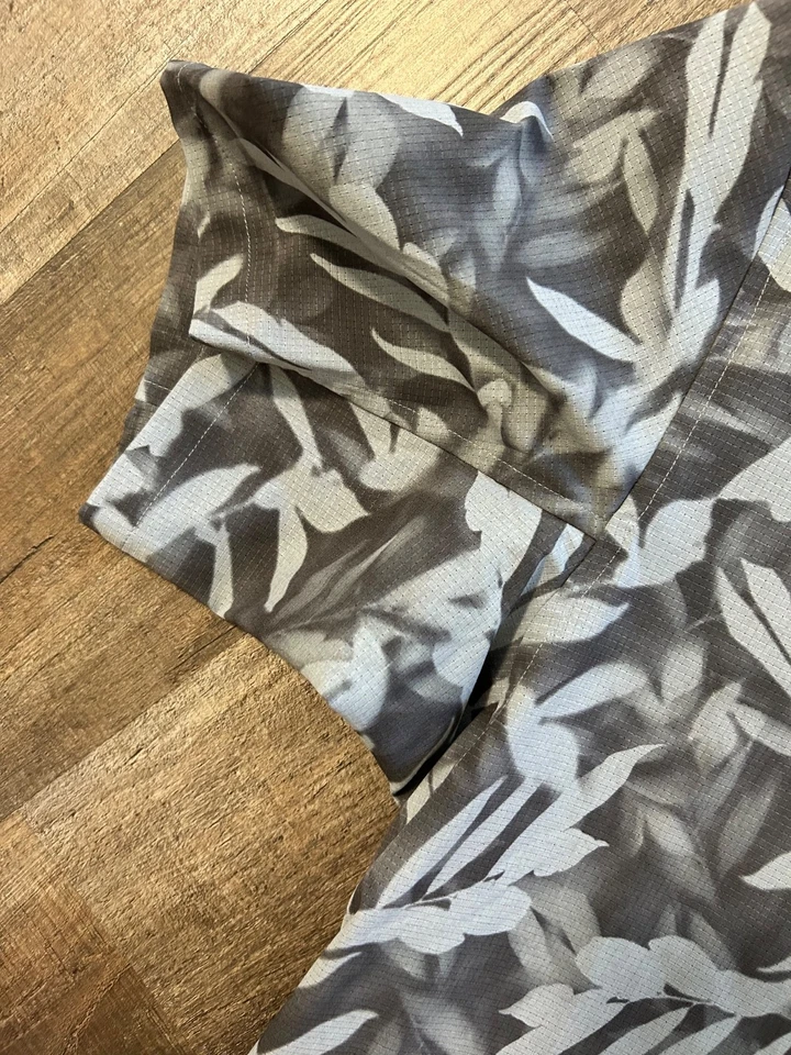 Lululemon EUC gray floral stretch modern short sleeve shirt Large - Image 3 of 4