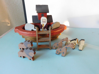 WOODEN NOAH'S ARK SHIP WITH NOAH AND ANIMALS PLUS NOAH'S ARK KEY CHAIN