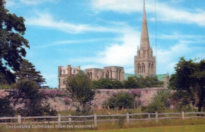 AK CHICHESTER KATHEDRALE VON DEN WIESEN Wolkenhimmel Pflanzengebäude AA10340