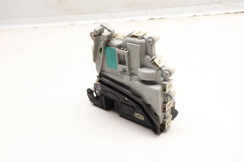 Porsche 918 Spyder 2015 - pestillo de puerta delantera derecha / actuador de bloqueo 8J1837016D Foto 2 de 4