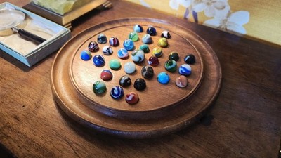 Antikes Solitärbrett aus Holz mit 33 Vintage seltenen mehrfarbigen Glasmurmeln