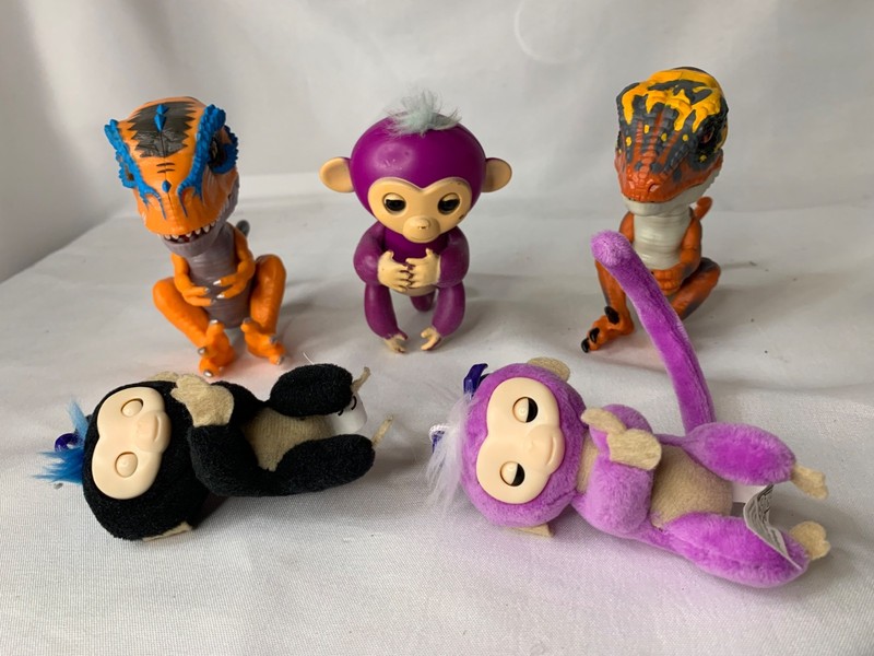 Fingerlings Dinosaur Untamed 2 T-Rex-(Works) Monkey-(Doesn’t) 2 stuffed Monkeys