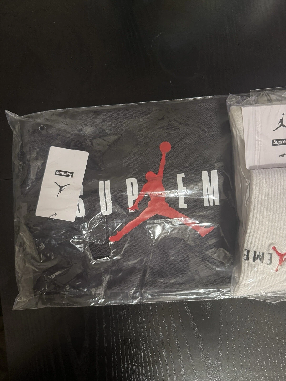 SUPREME x JORDAN CREW CHAUSSETTES (LOT DE 2) ET SAC À CORDON *EN MAIN*