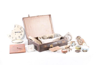 alter Koffer mit Konvolut alte Uhren Wecker und mehr 11 Kg Vintage