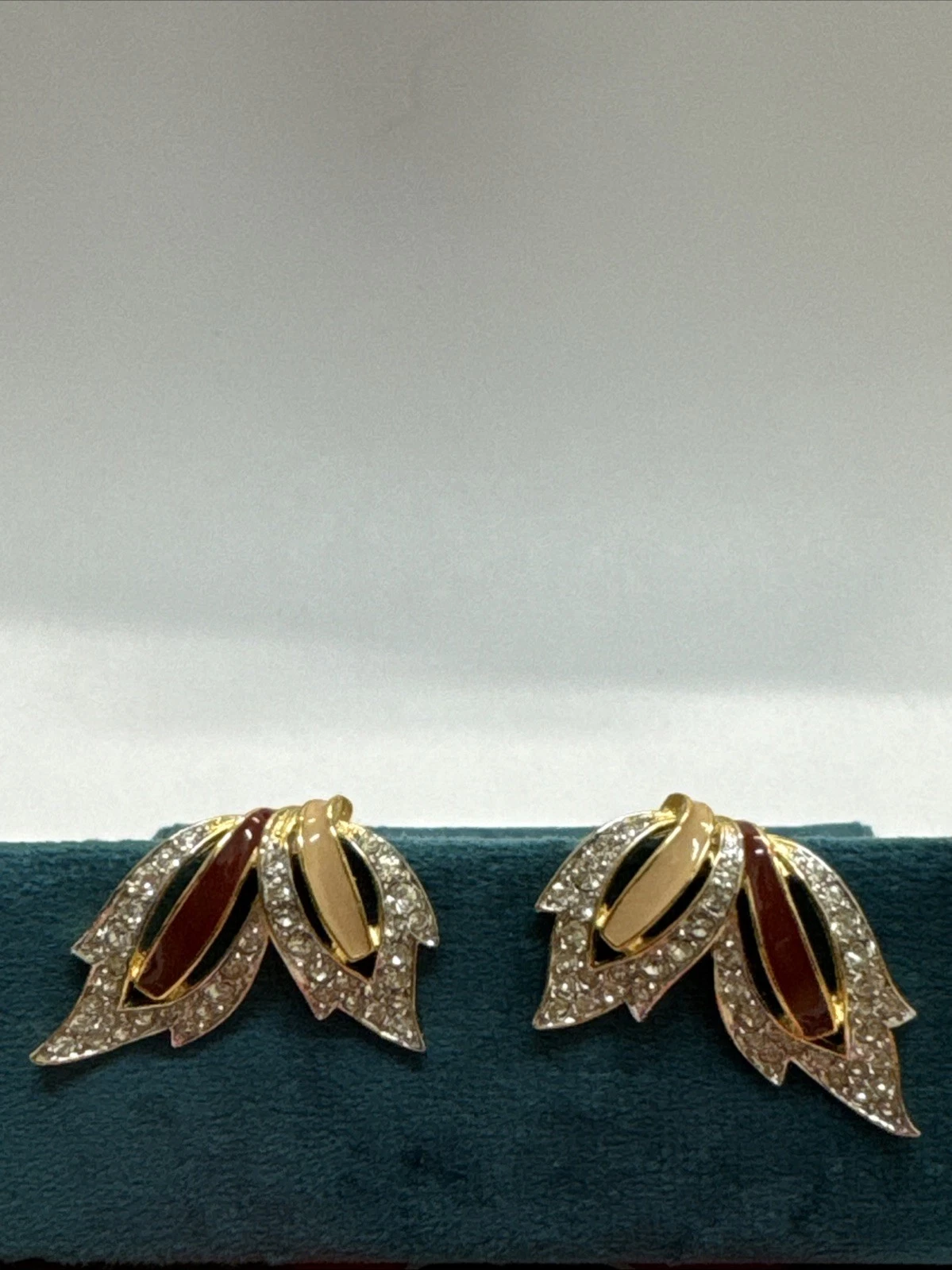 Boucle d’oreille dorée vintage avec strass
