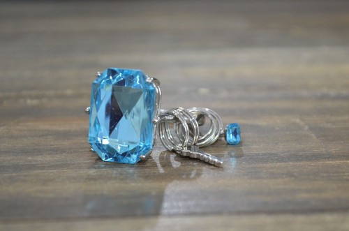 März Aquamarin Ring Schlüsselanhänger übergroß blau Strass silberfarben Taschenanhänger - Bild 2 von 5