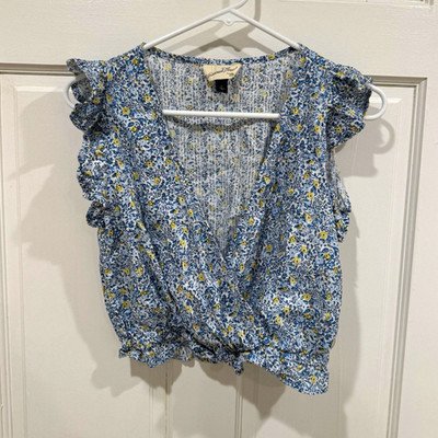 Universal Thread Women's Blue Floral Smocked V-Neck Ruffle Crop Blouse Size S
