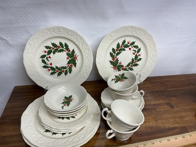 CANONSBURG POTTERY Christmas Holly Dinnerware Set, 23 Pieces, 1960 Adam Antique