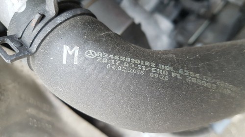 Tubo refrigerante radiador Mercedes Clase A W176 A180 AMG 1.6 gasolina manual 2016 (L) - Imagen 2 de 11