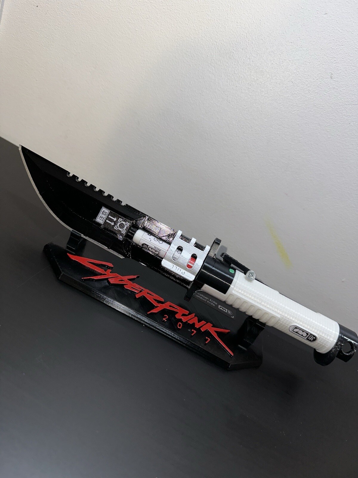 Couteau neurotoxine Cyberpunk 2077 réplique cyberpunk cosplay accessoire futuriste noir