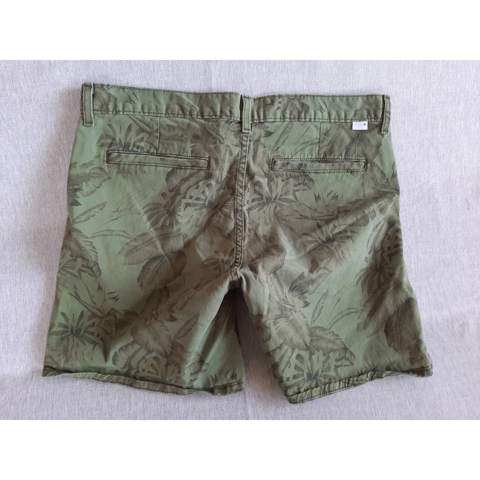 Bermudas cortas de jean Levi Strauss & Co 31 de algodón floral verde militar para mujer Foto 2 de 4