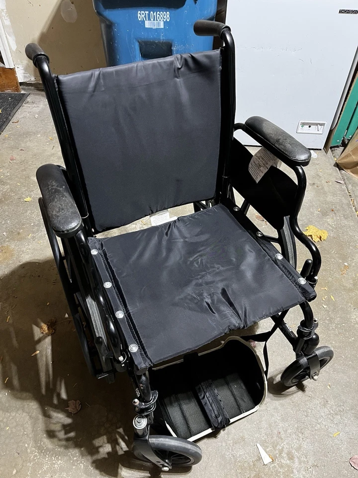 Silla de ruedas Invacare 9000 SL usada - reposapiés de espuma nuevo Foto 2 de 4
