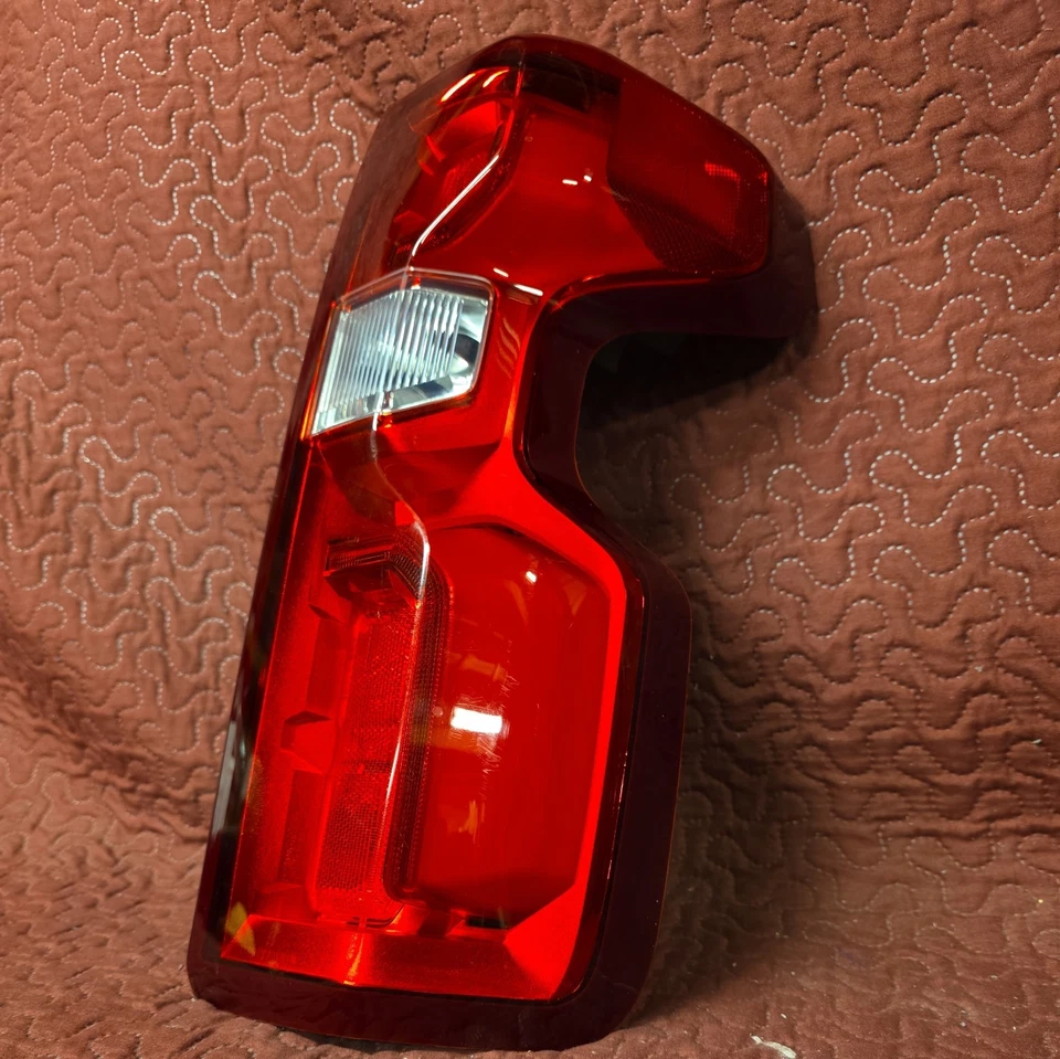 Chevrolet Silverado 1500 2019-2025 luz trasera de pasajero derecha P7104 Foto 3 de 4