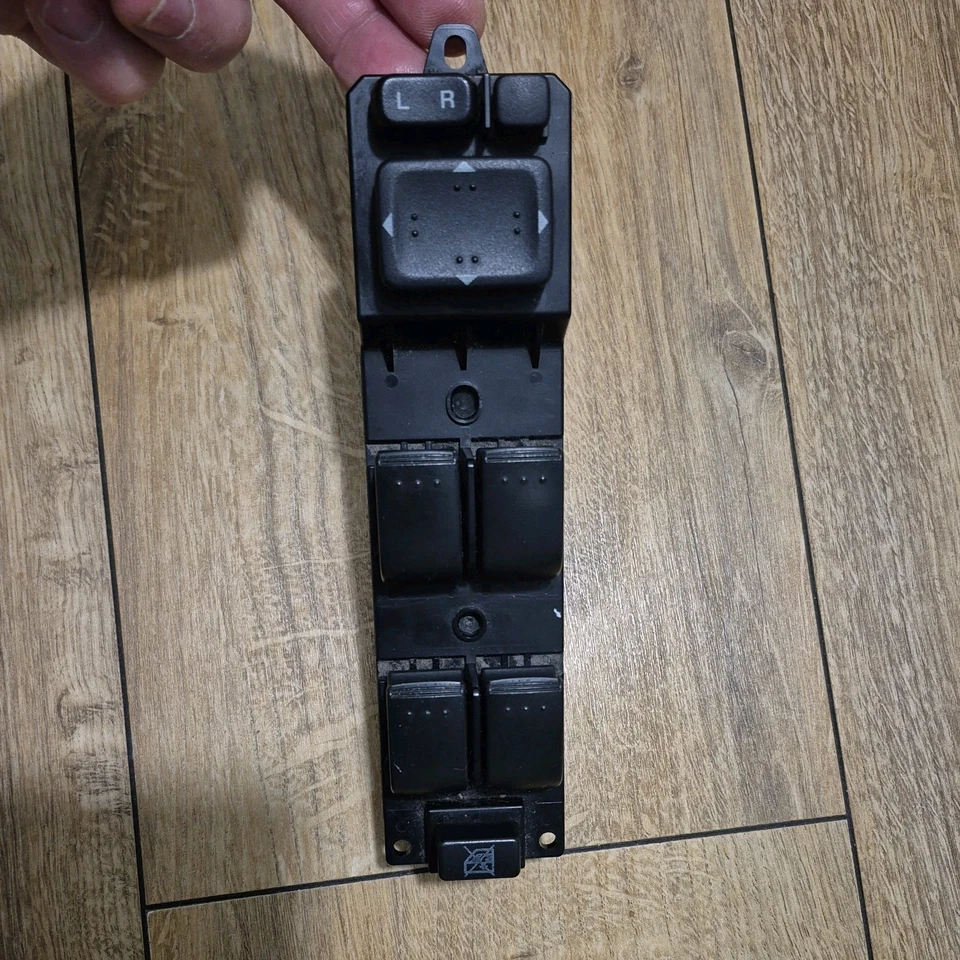 Mazda 5  Furano  Front Electric window control switch cc3366350A - Image 2 of 4