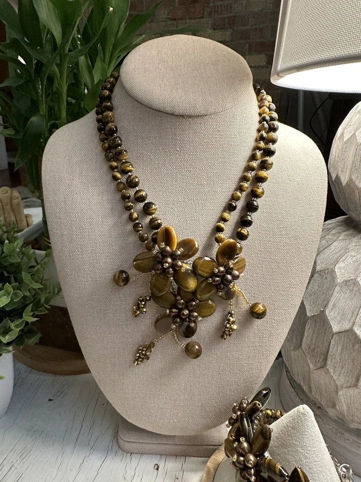 Juego de collar y pulsera de flores envueltas en alambre y perlas ojo de tigre de 14-17 pulgadas. Foto 2 de 4