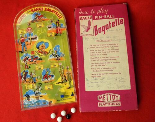 METTOY 1950 BOXED RIDERS OF THE RANGE BAGATELLE PIN BALL CARD GAME & PIN BADGE - Foto 7 di 13